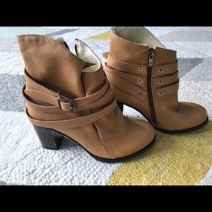 Camel heeled boot